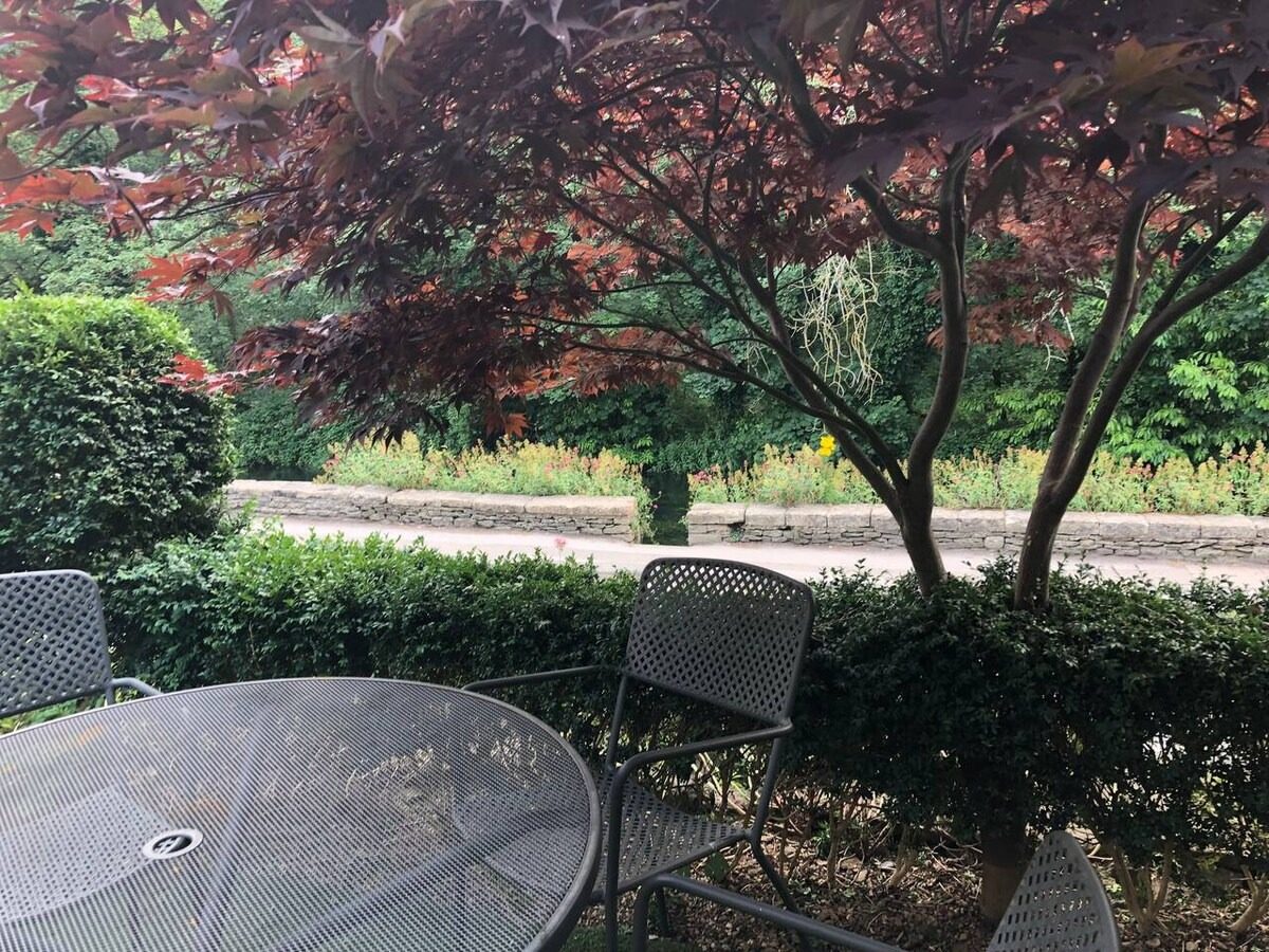 Riverside Cottage terrace with red acer tree